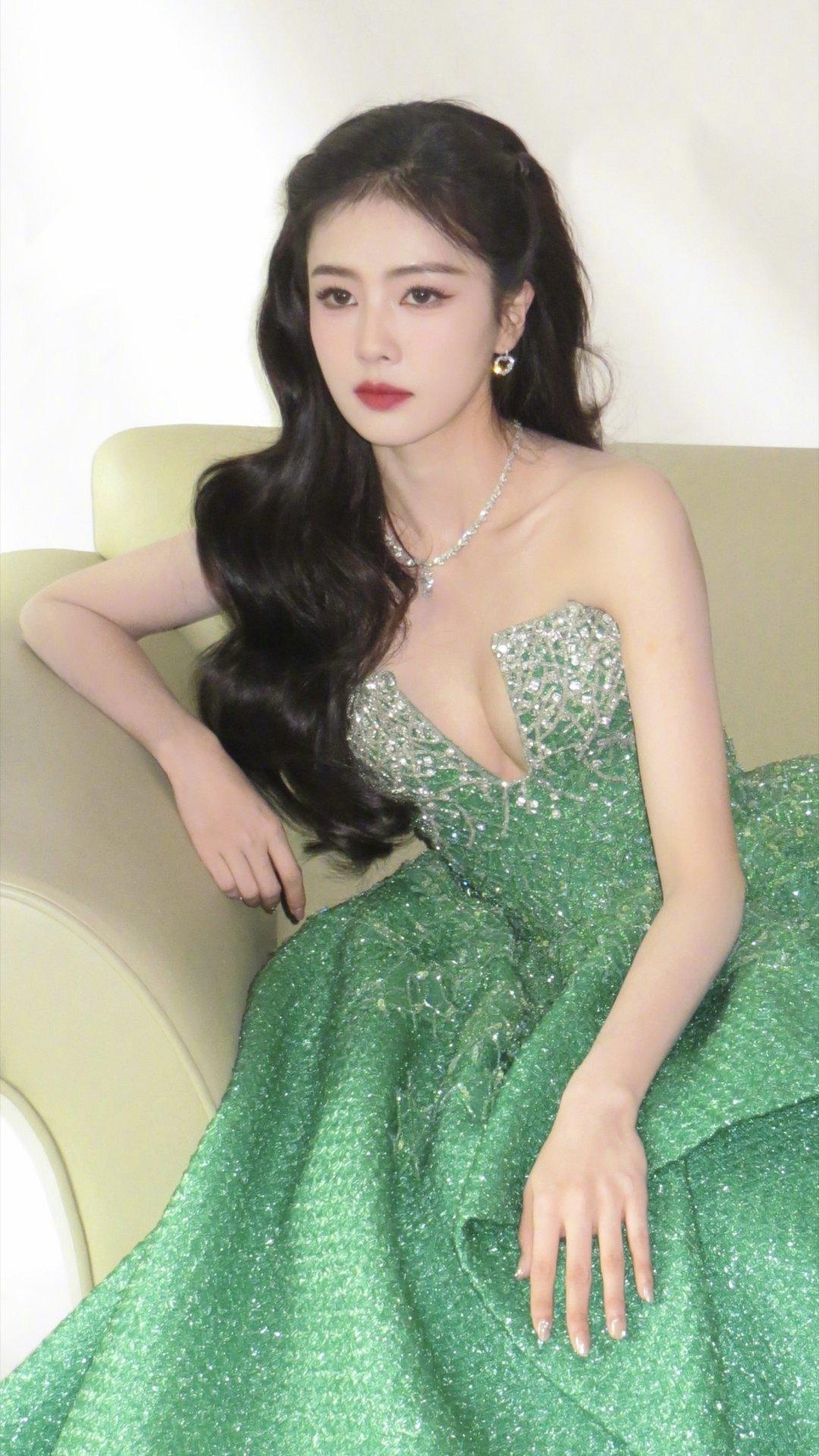 白鹿绿色裙子写真插图5