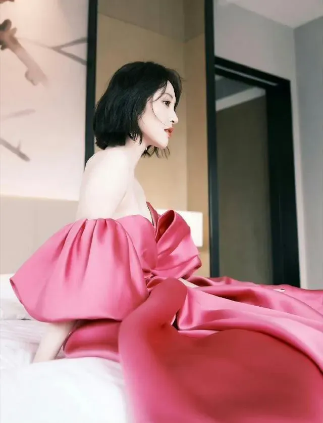 唐艺昕粉红礼服写真插图2