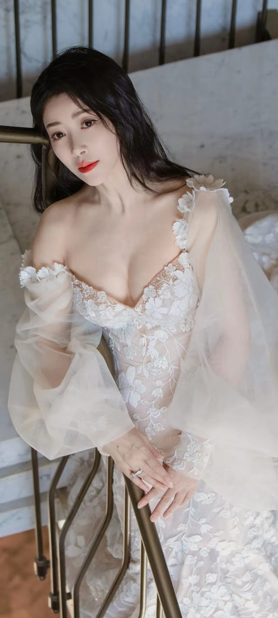 陈紫涵深v长裙凸显好身材插图3