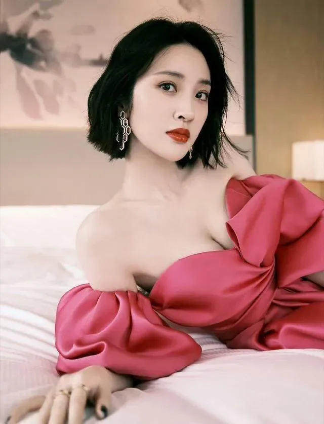 唐艺昕粉红礼服写真插图3