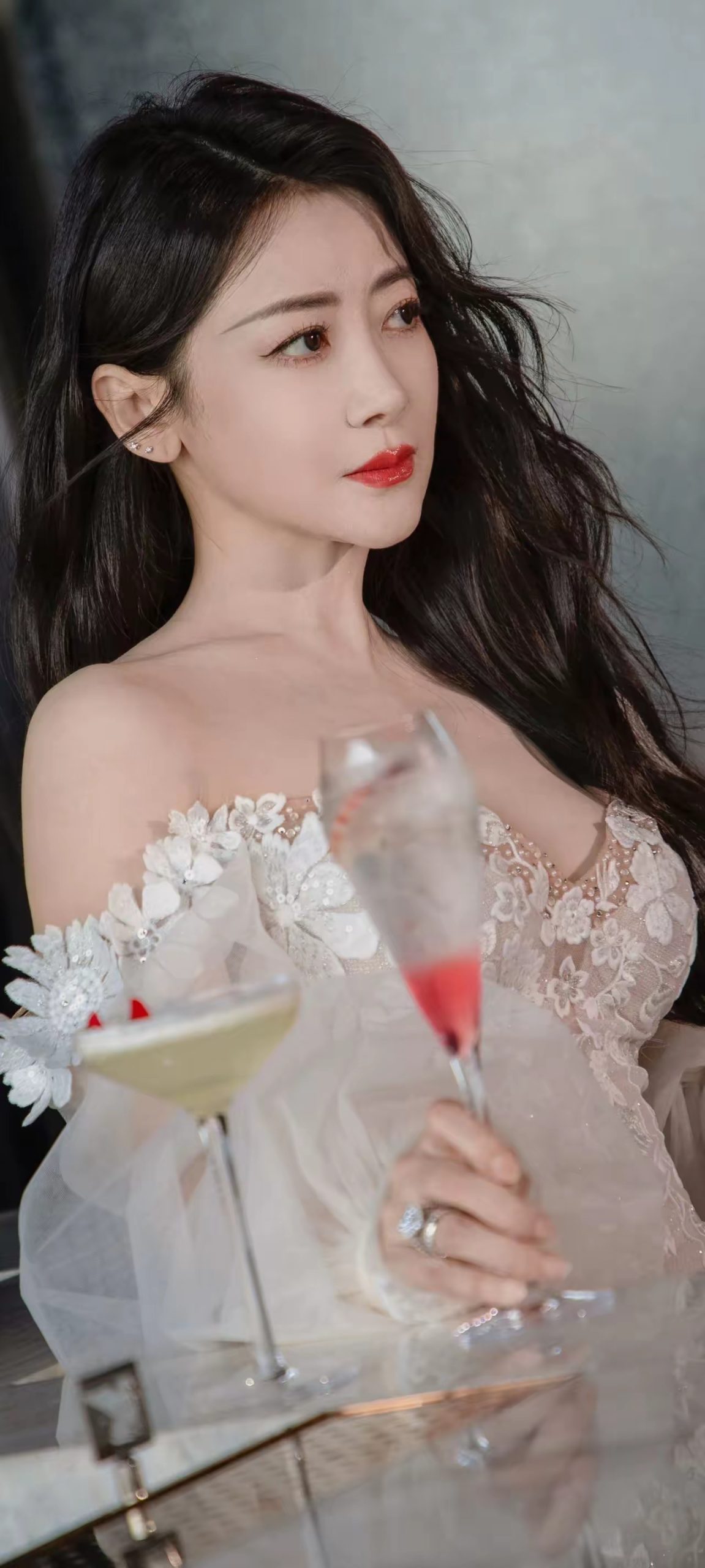 陈紫涵深v长裙凸显好身材插图8