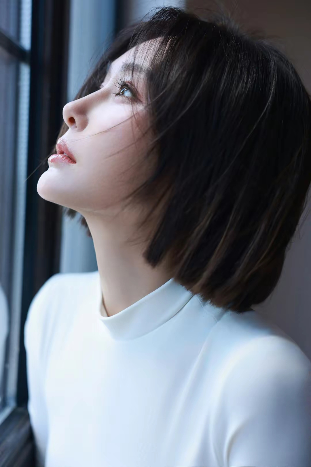 秦岚白色紧身衣写真插图17