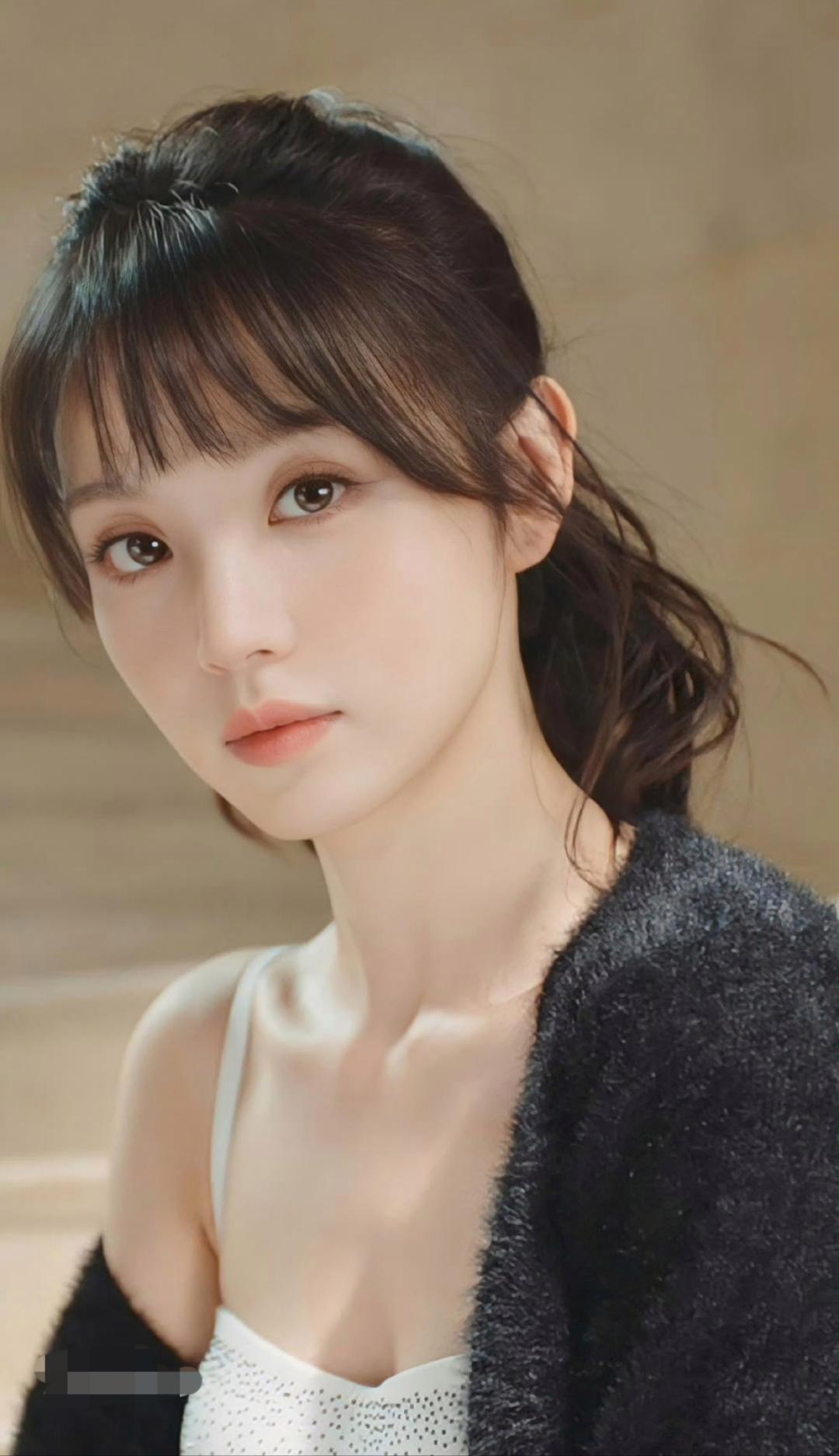田曦薇低胸吊带衣插图3