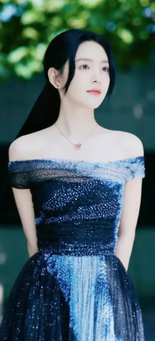 章若楠抹胸裙插图5