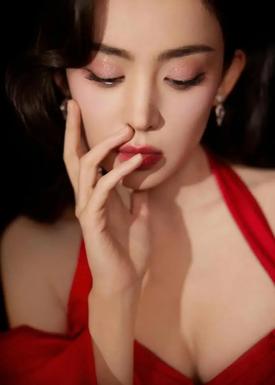 古力娜扎红裙写真插图9