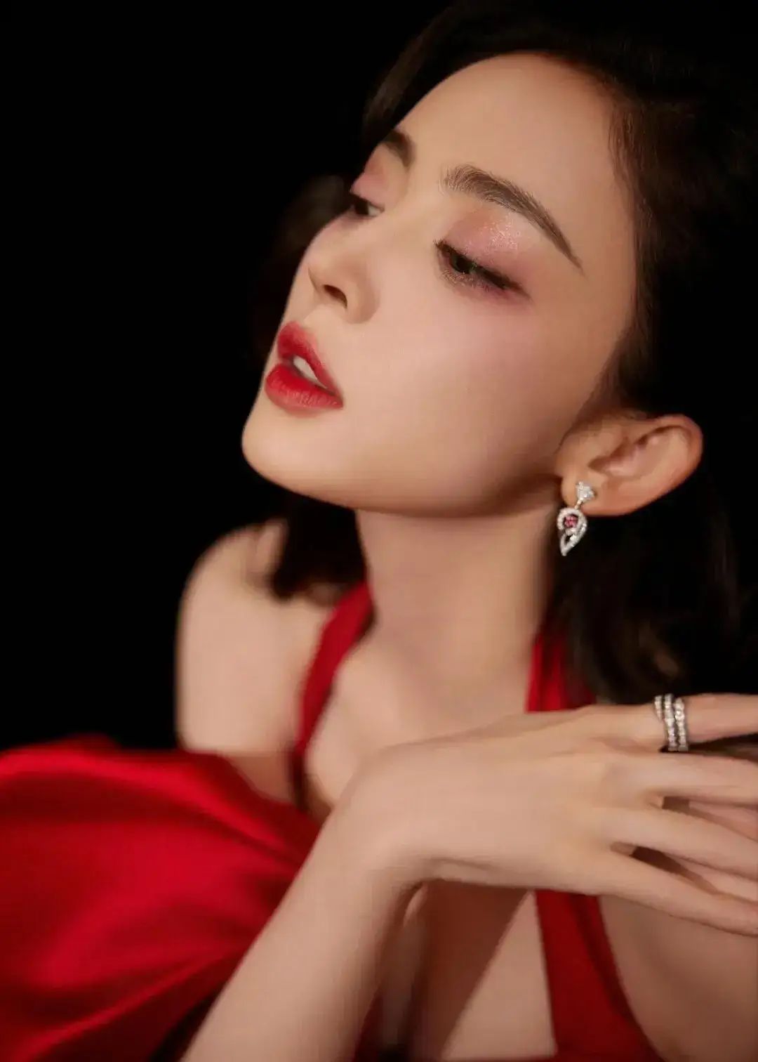 古力娜扎红裙写真插图2