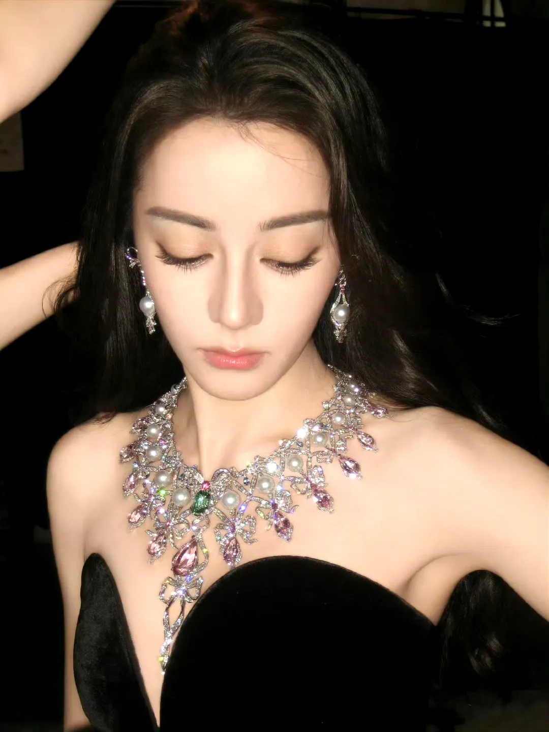 迪丽热巴深v礼服写真插图15