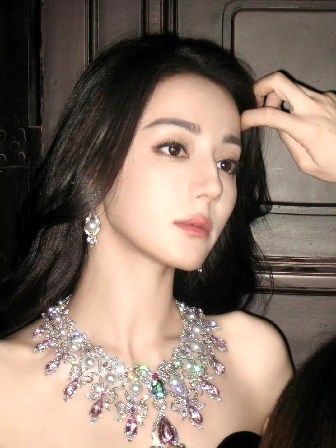 迪丽热巴深v礼服写真插图14