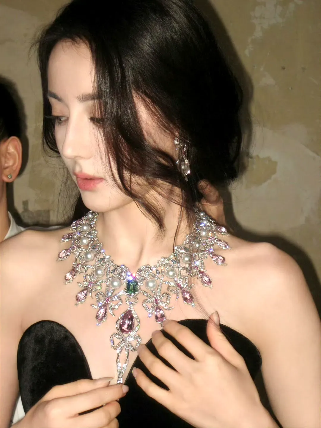 迪丽热巴深v礼服写真插图11