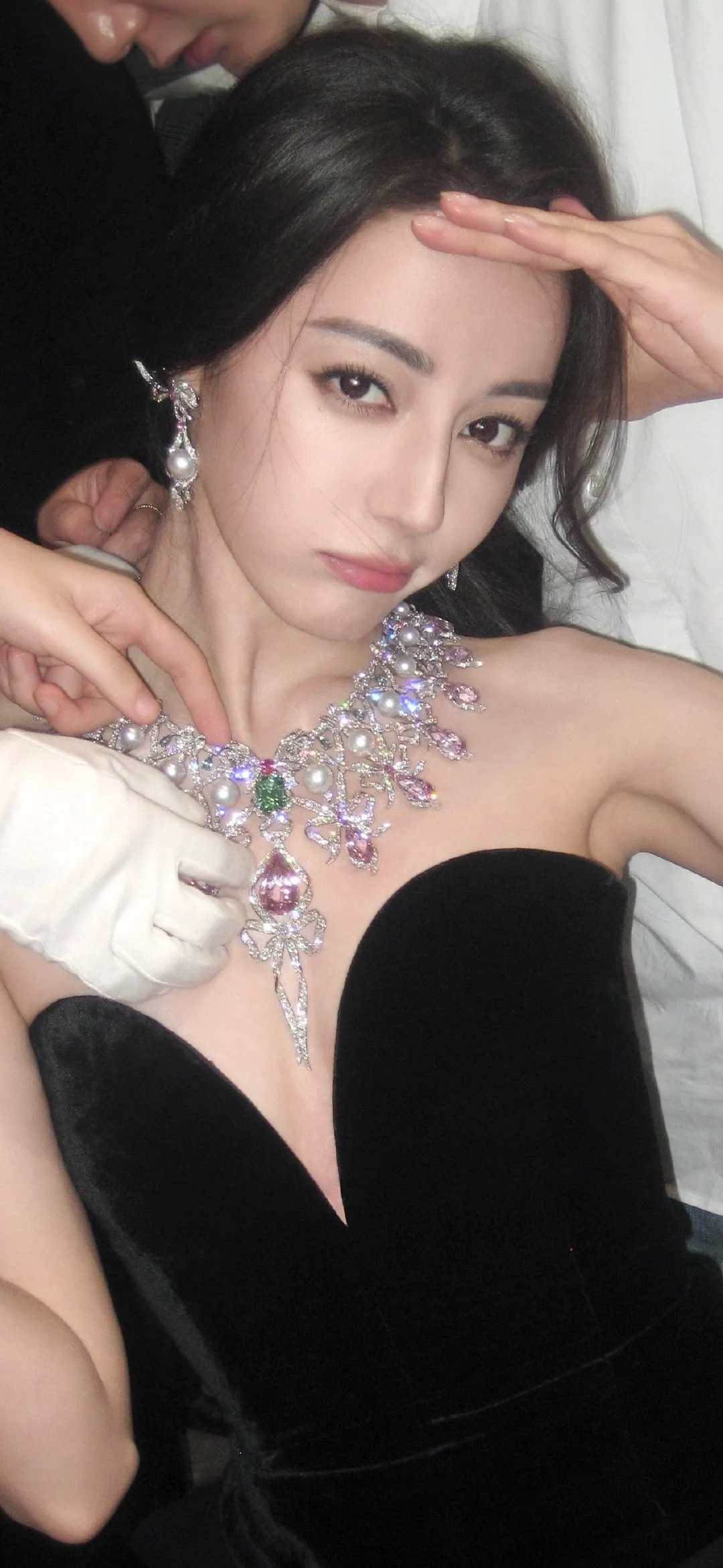 迪丽热巴深v礼服写真插图