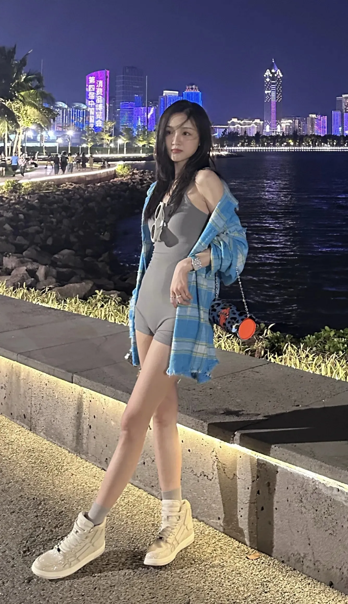 吴宣仪紧身吊带裙写真插图11