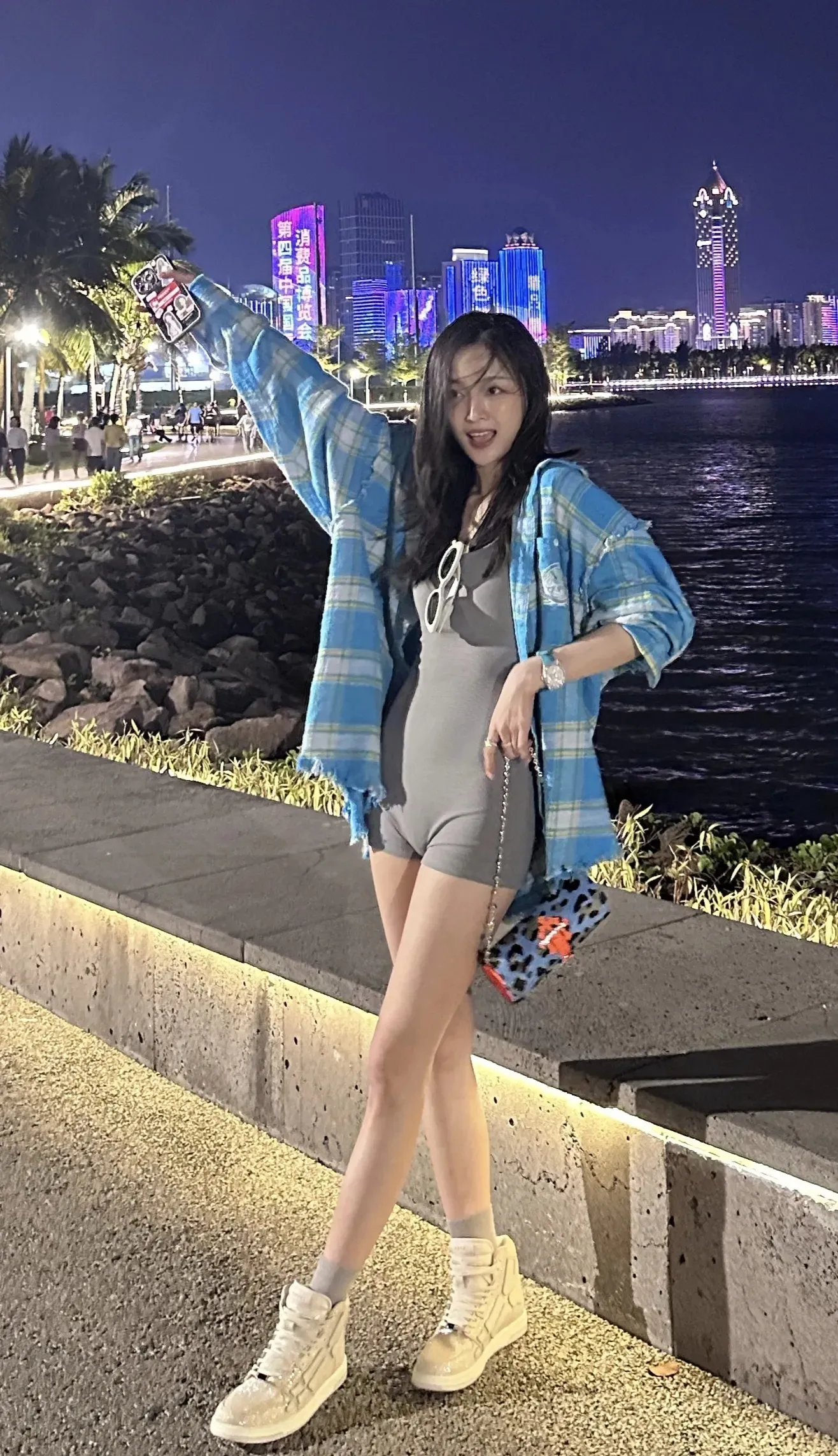 吴宣仪紧身吊带裙写真插图10