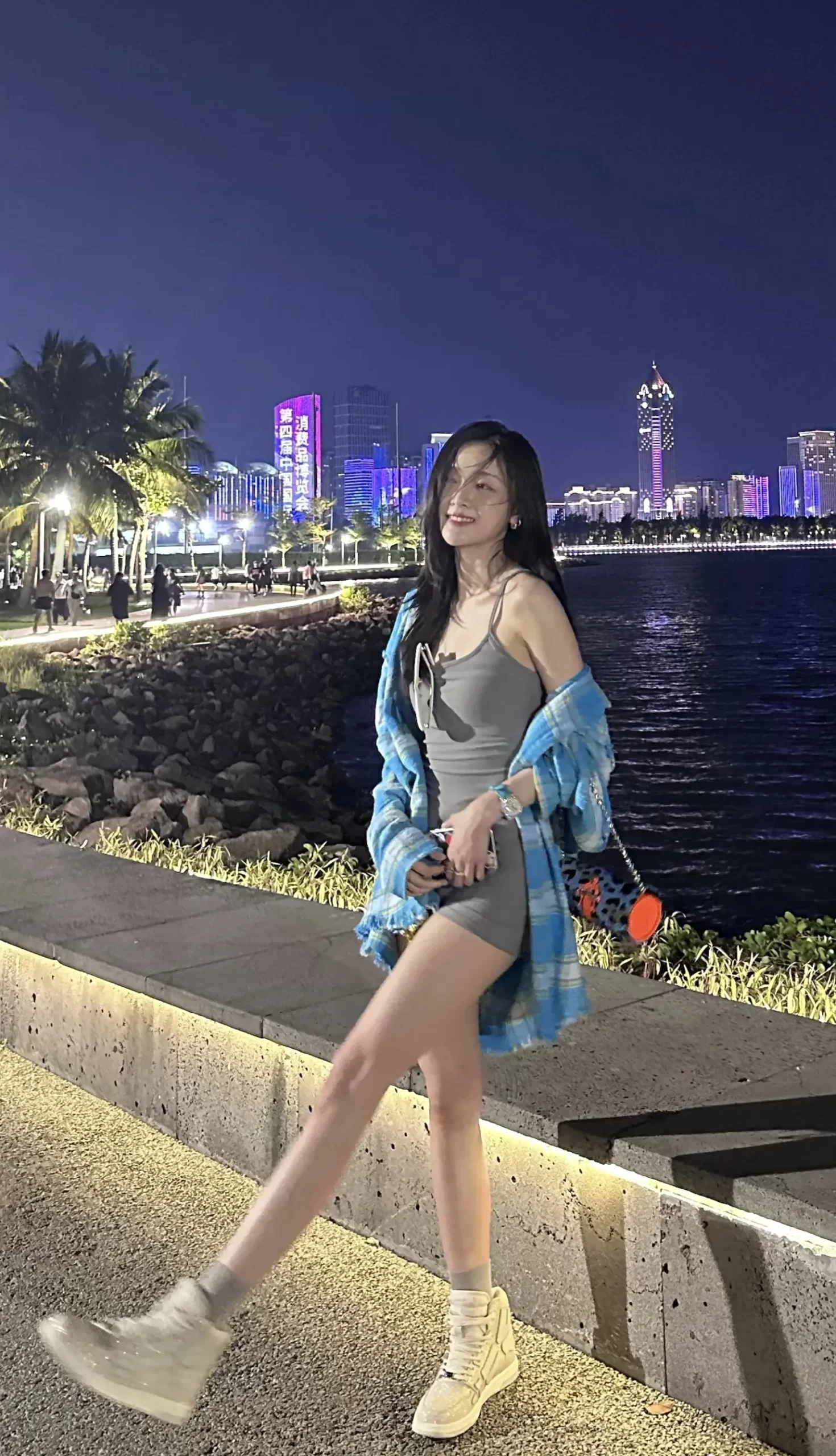 吴宣仪紧身吊带裙写真插图9
