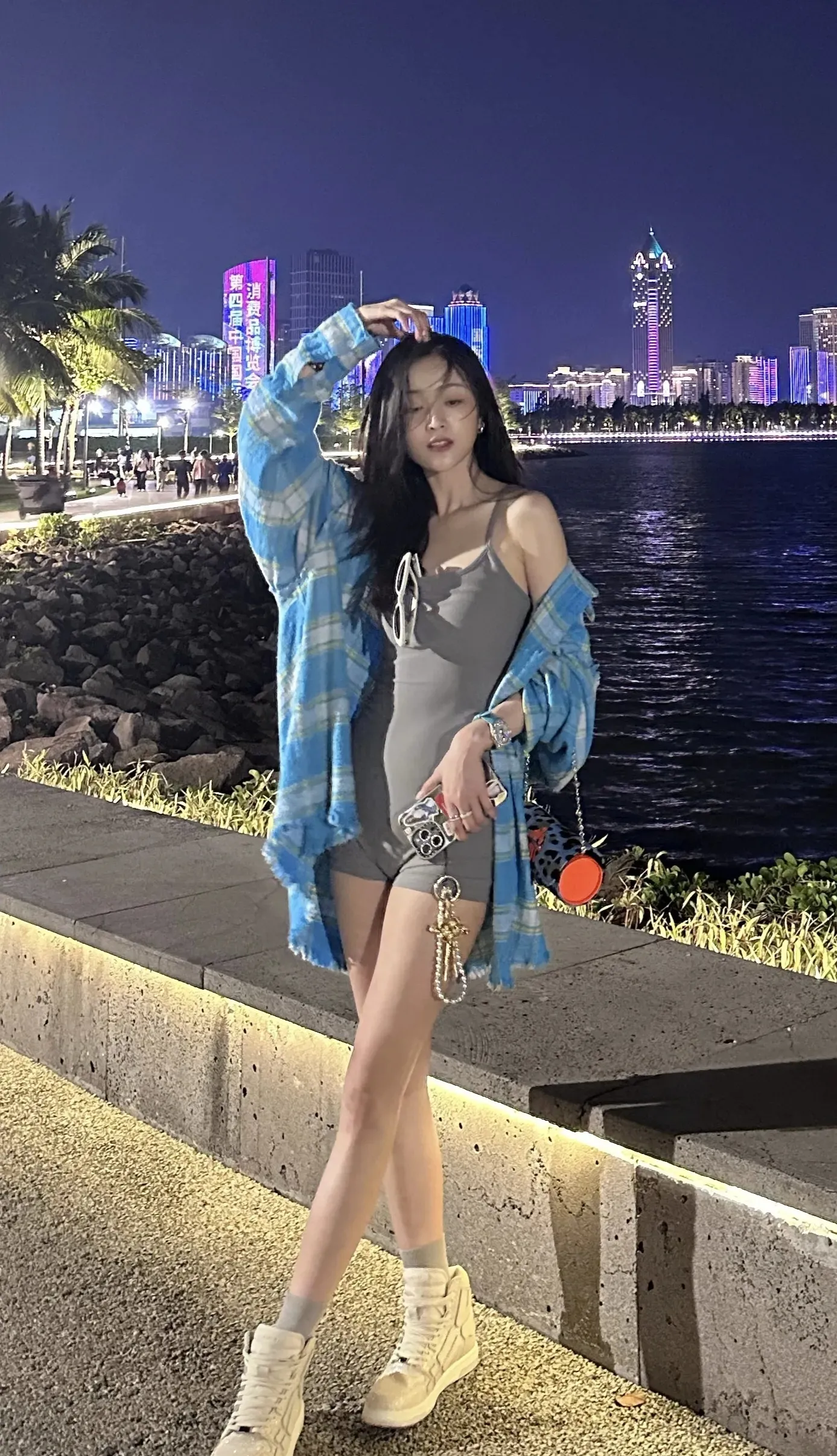 吴宣仪紧身吊带裙写真插图5