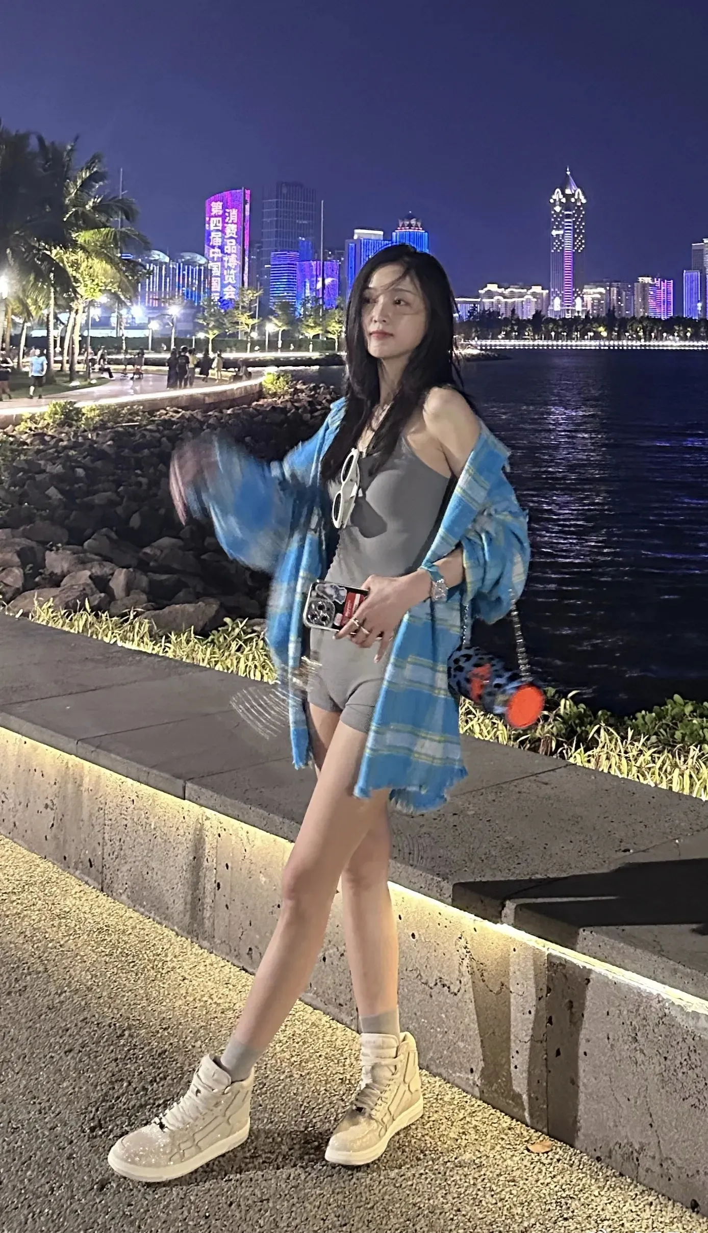 吴宣仪紧身吊带裙写真插图4