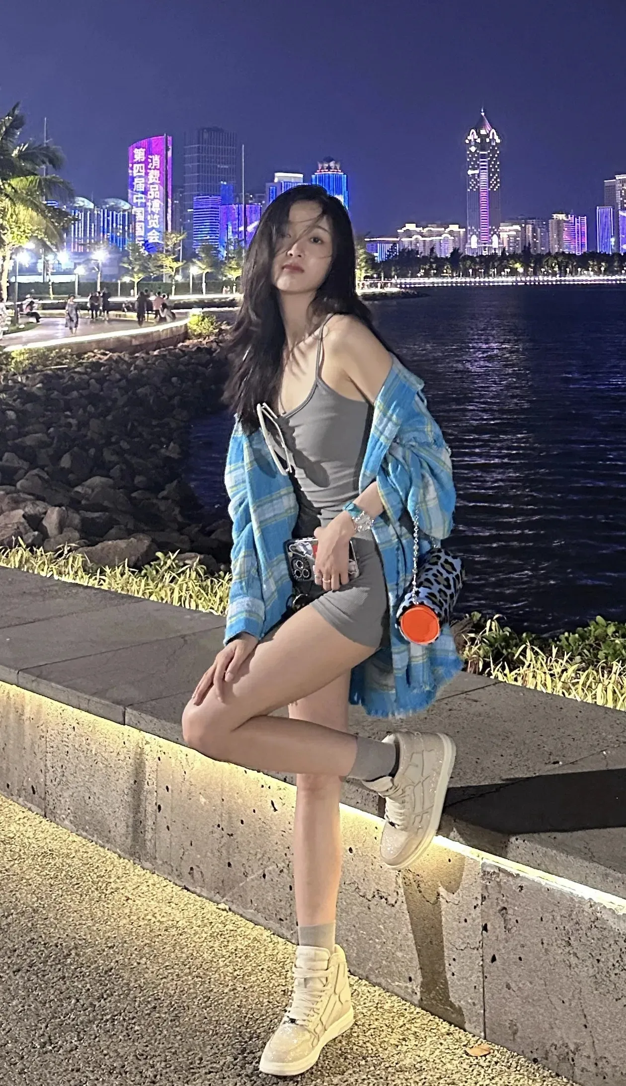 吴宣仪紧身吊带裙写真插图3