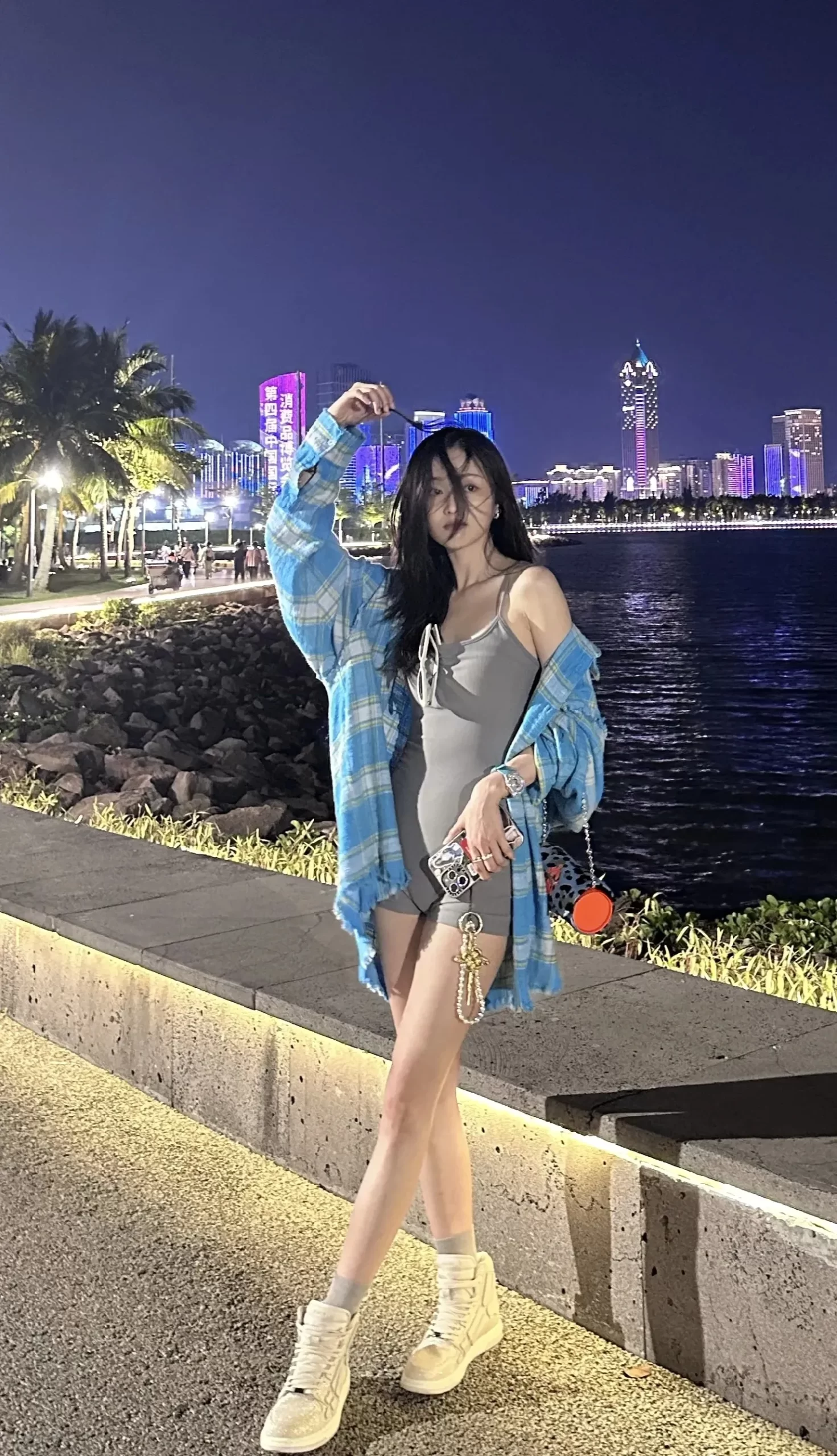 吴宣仪紧身吊带裙写真插图2