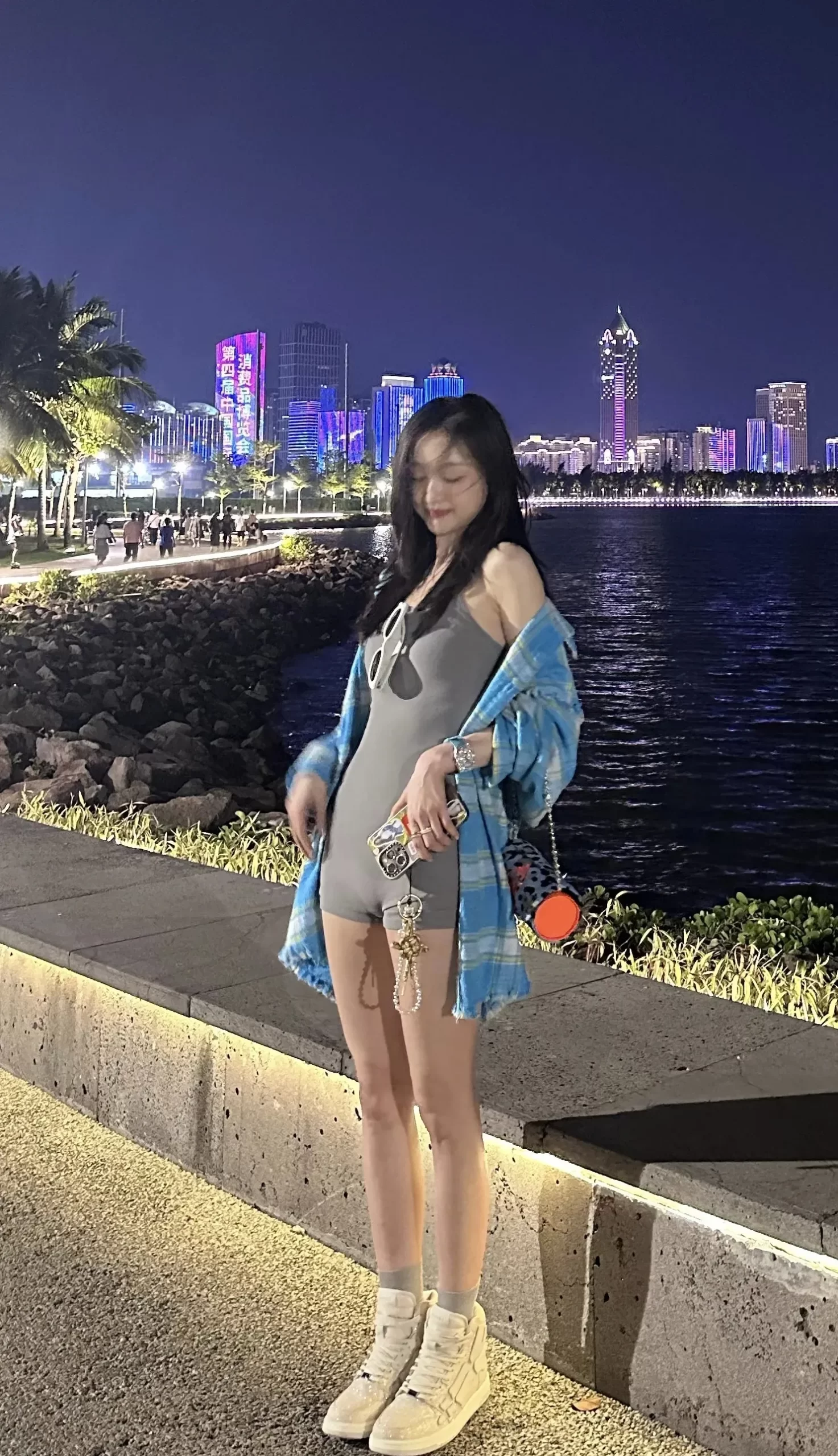 吴宣仪紧身吊带裙写真插图