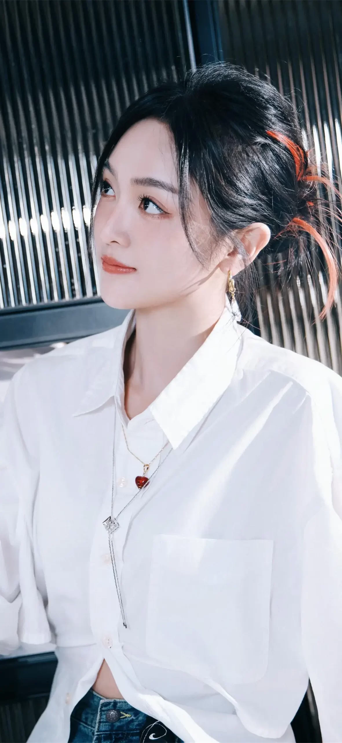 吴宣仪白衬衣穿搭写真插图12