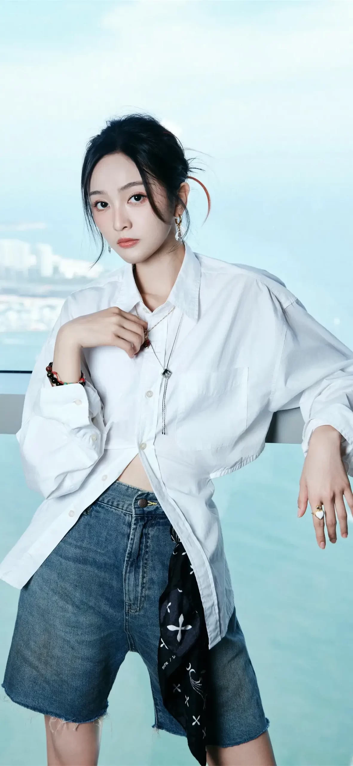 吴宣仪白衬衣穿搭写真插图10