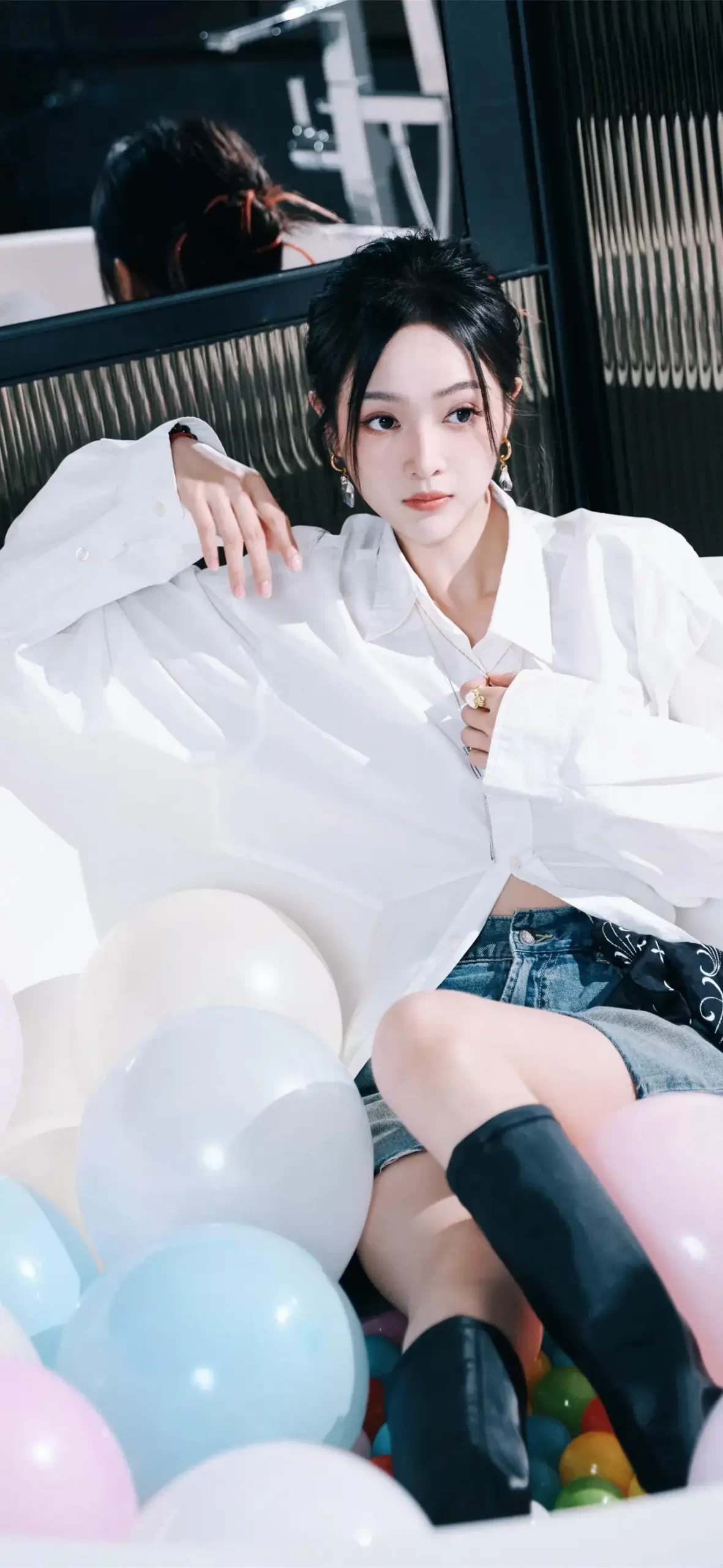 吴宣仪白衬衣穿搭写真插图9