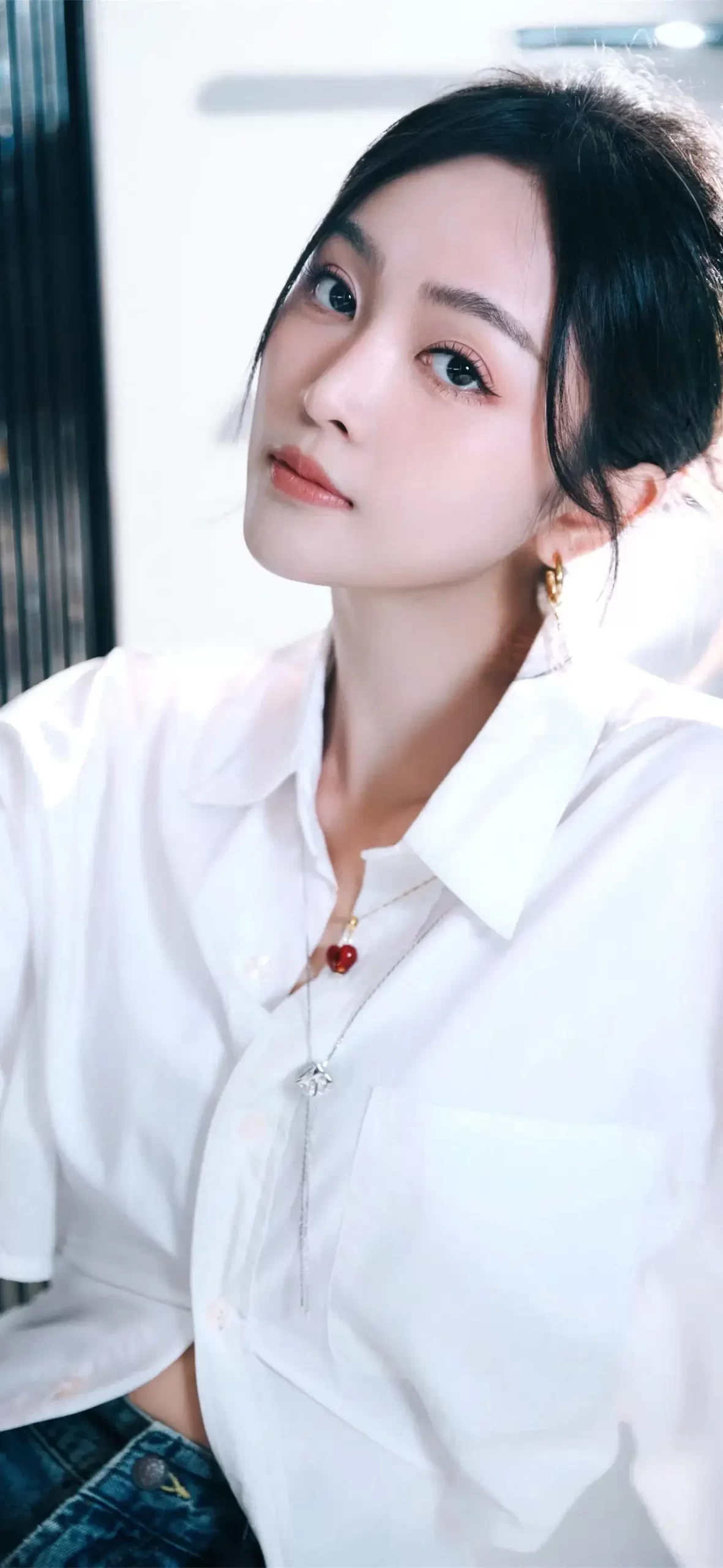 吴宣仪白衬衣穿搭写真插图8