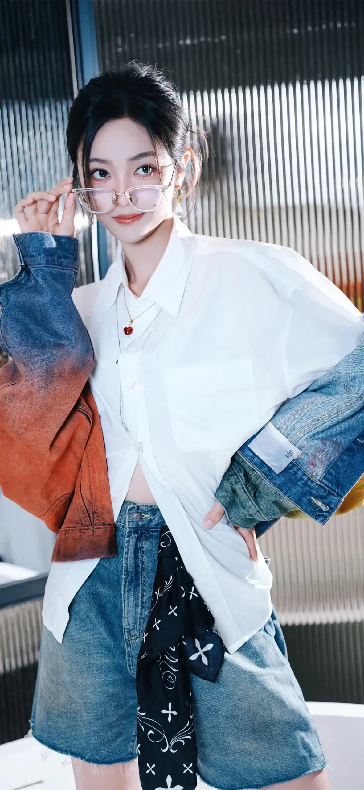 吴宣仪白衬衣穿搭写真插图7
