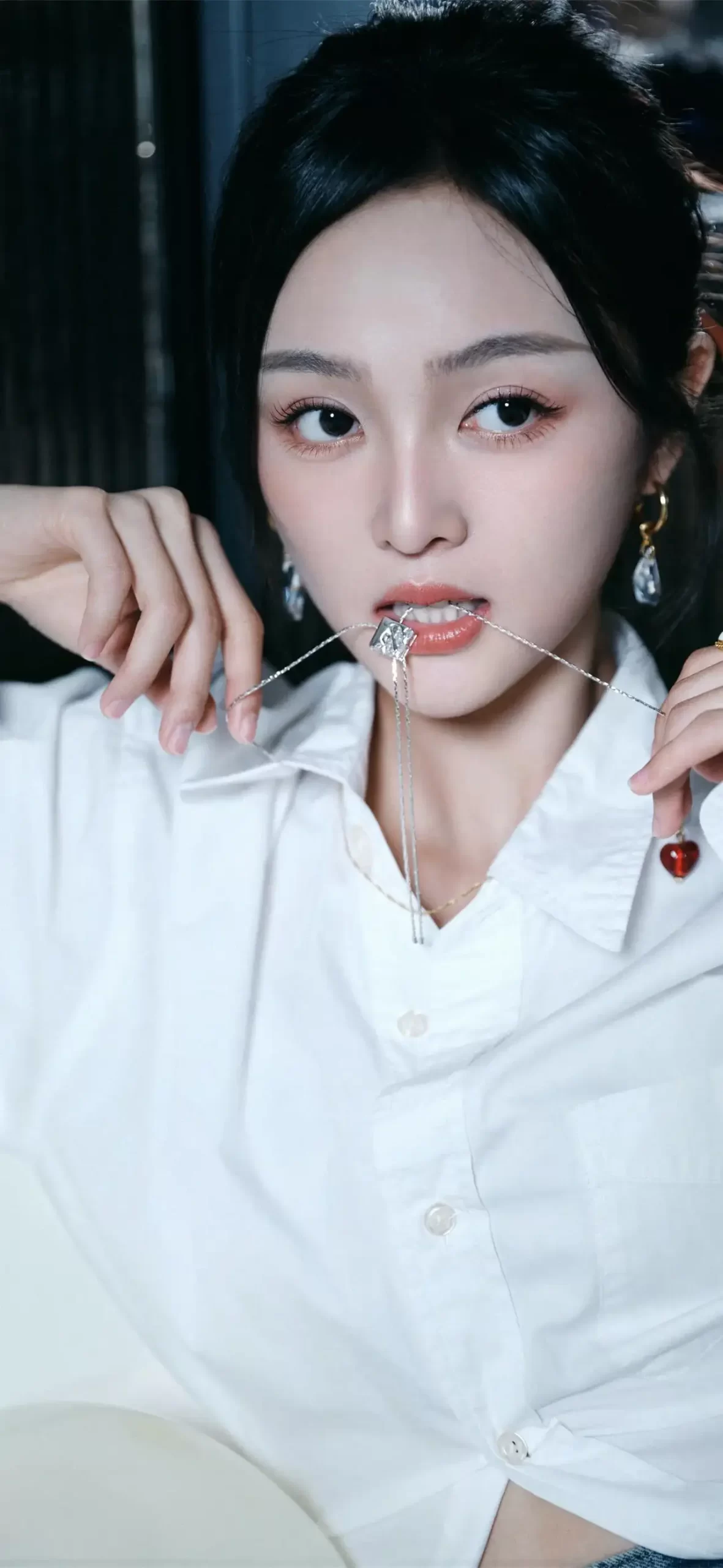 吴宣仪白衬衣穿搭写真插图5