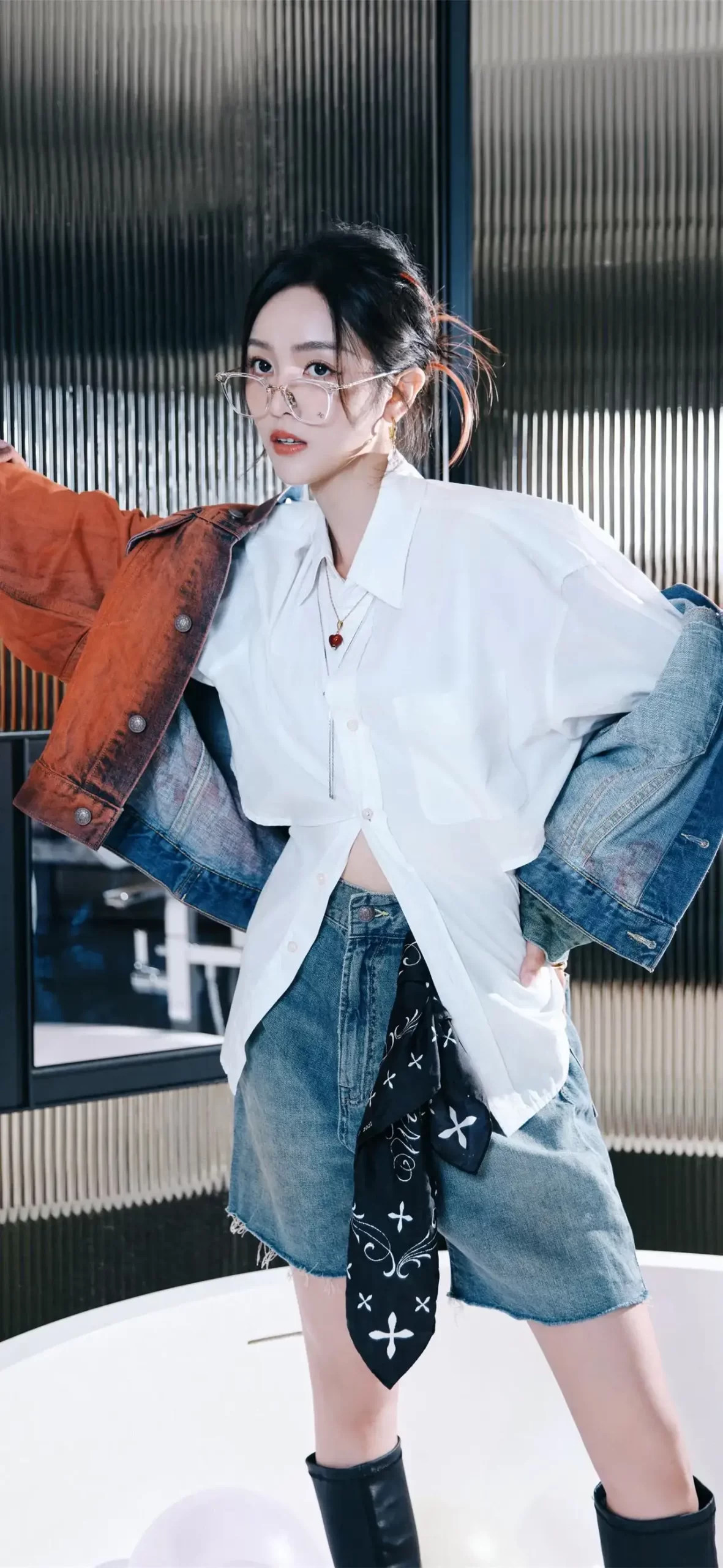 吴宣仪白衬衣穿搭写真插图3