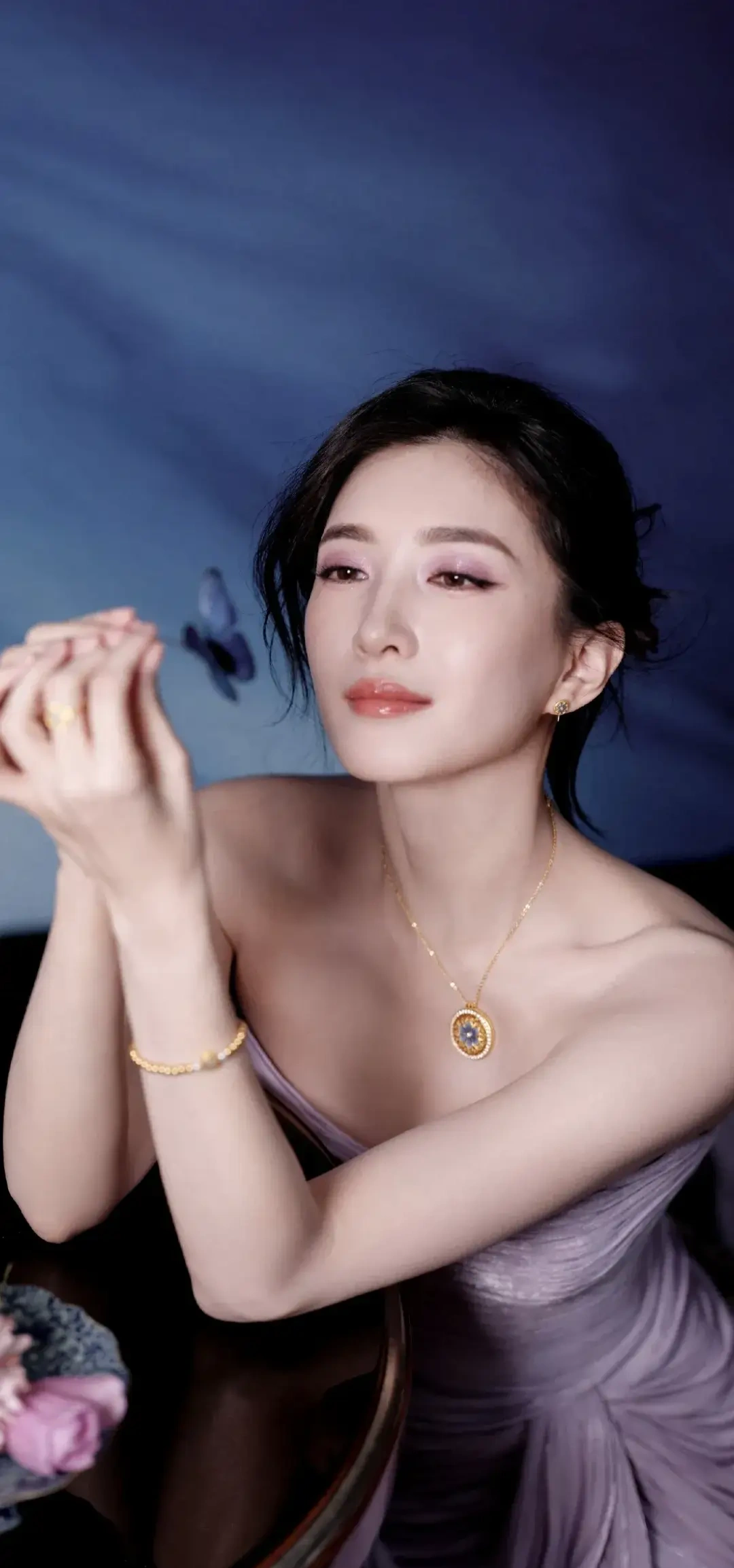 江疏影淡紫色抹胸裙写真插图3