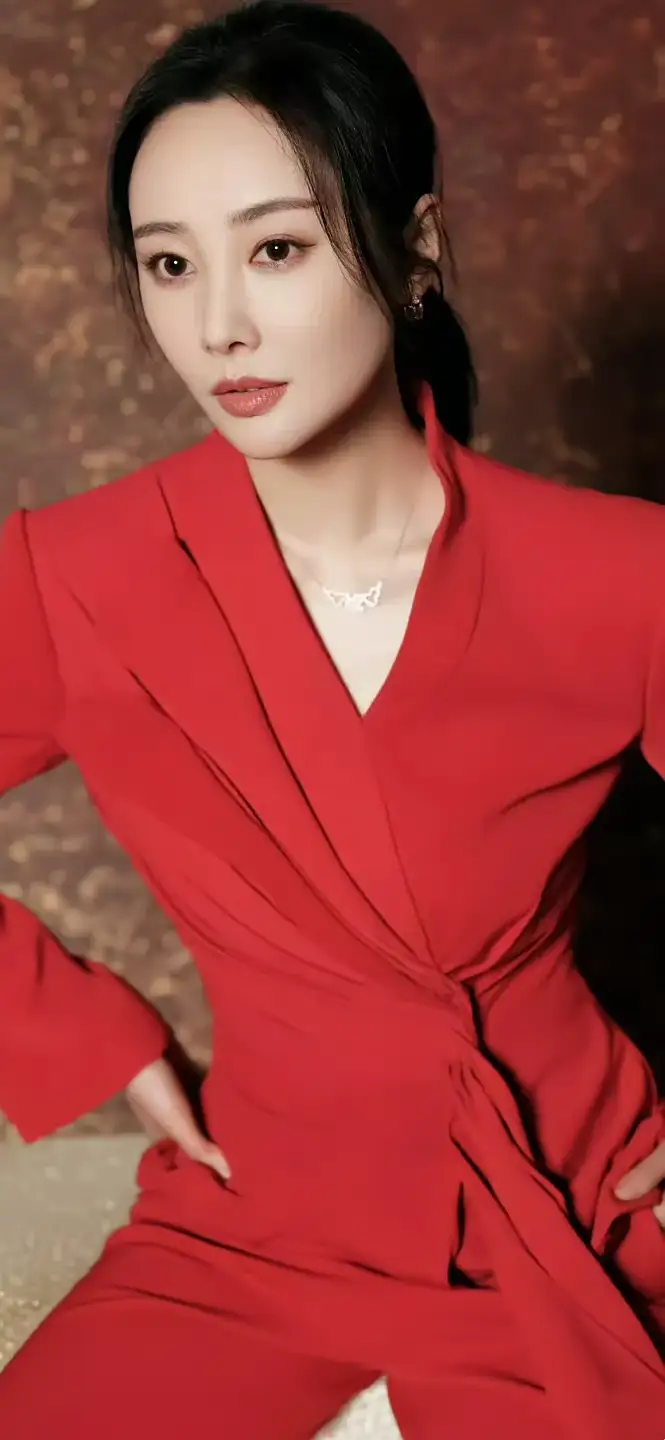 李纯红衣写真插图4