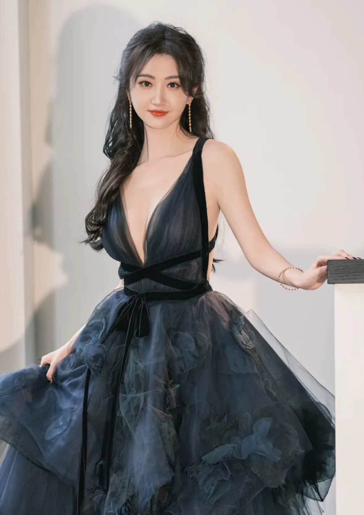 景甜深v黑裙写真插图1