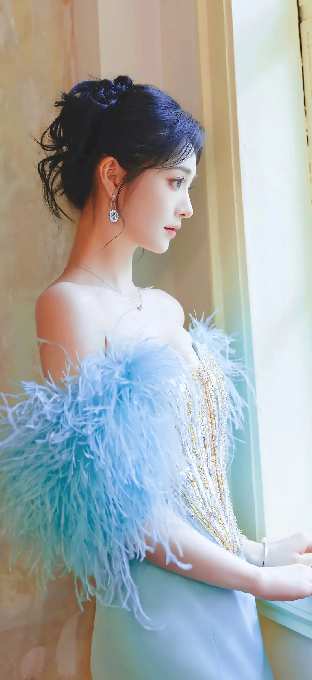 周洁琼淡蓝色礼服写真插图5