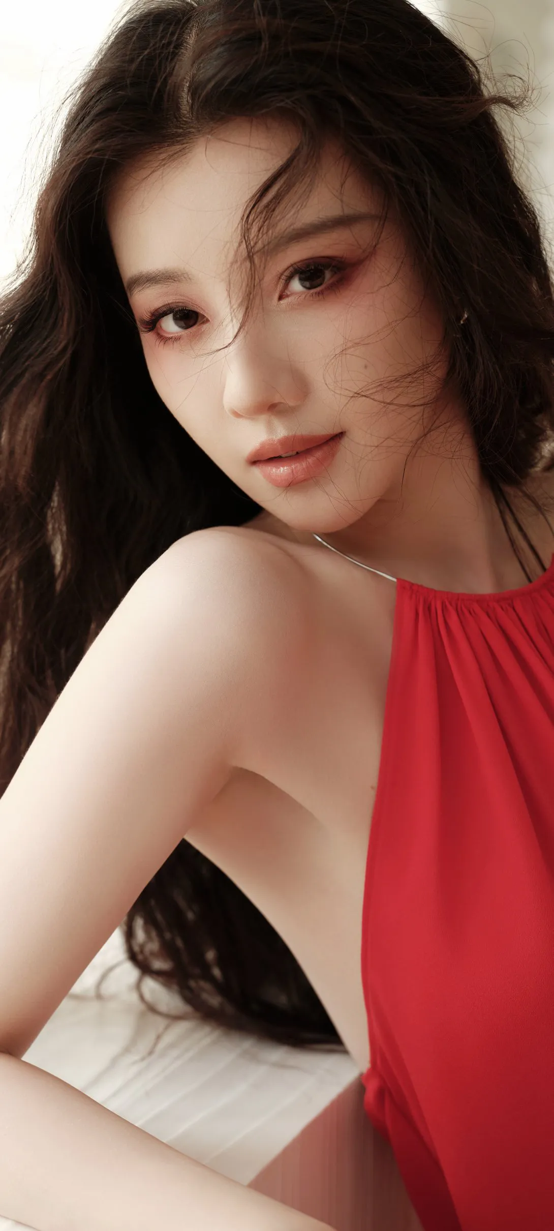王鹤润露背红裙写真插图13