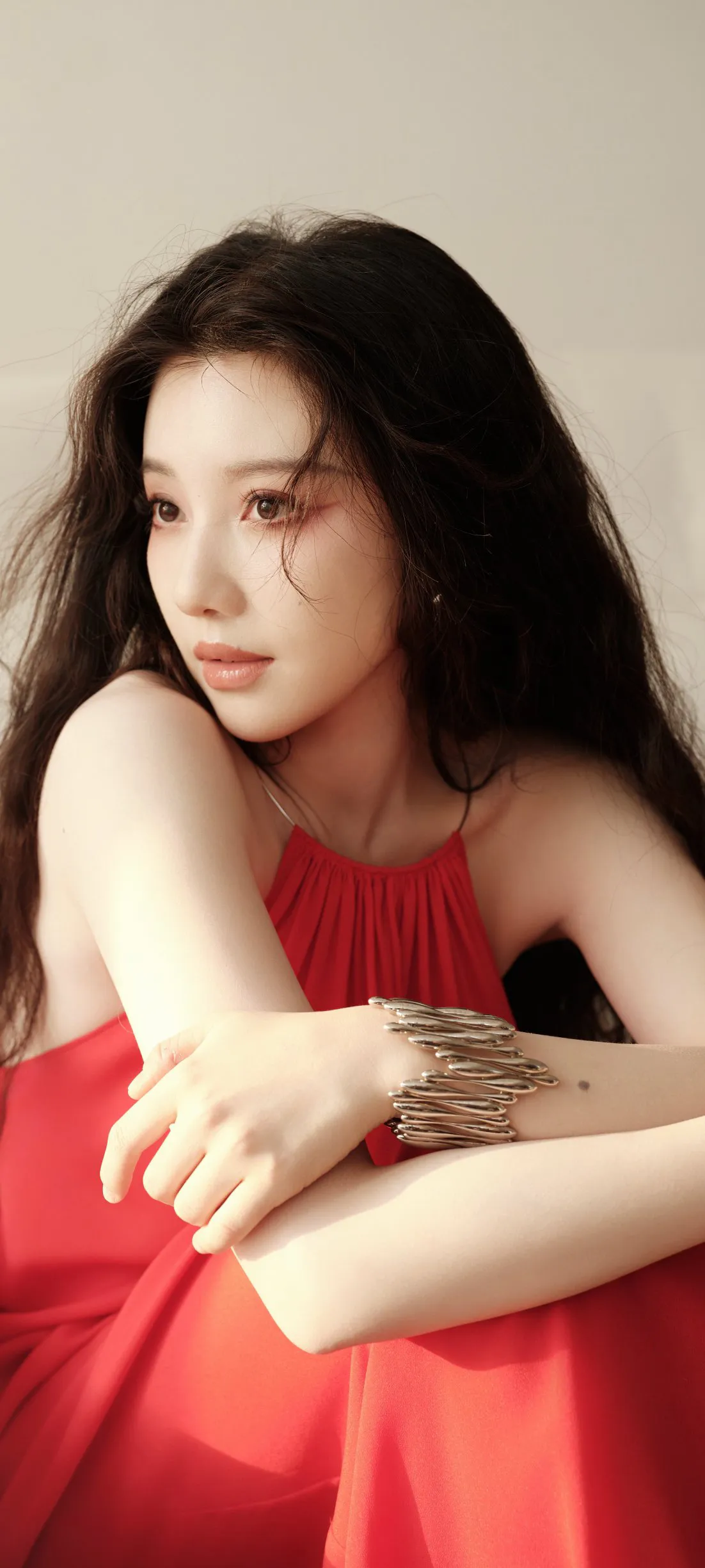 王鹤润露背红裙写真插图12