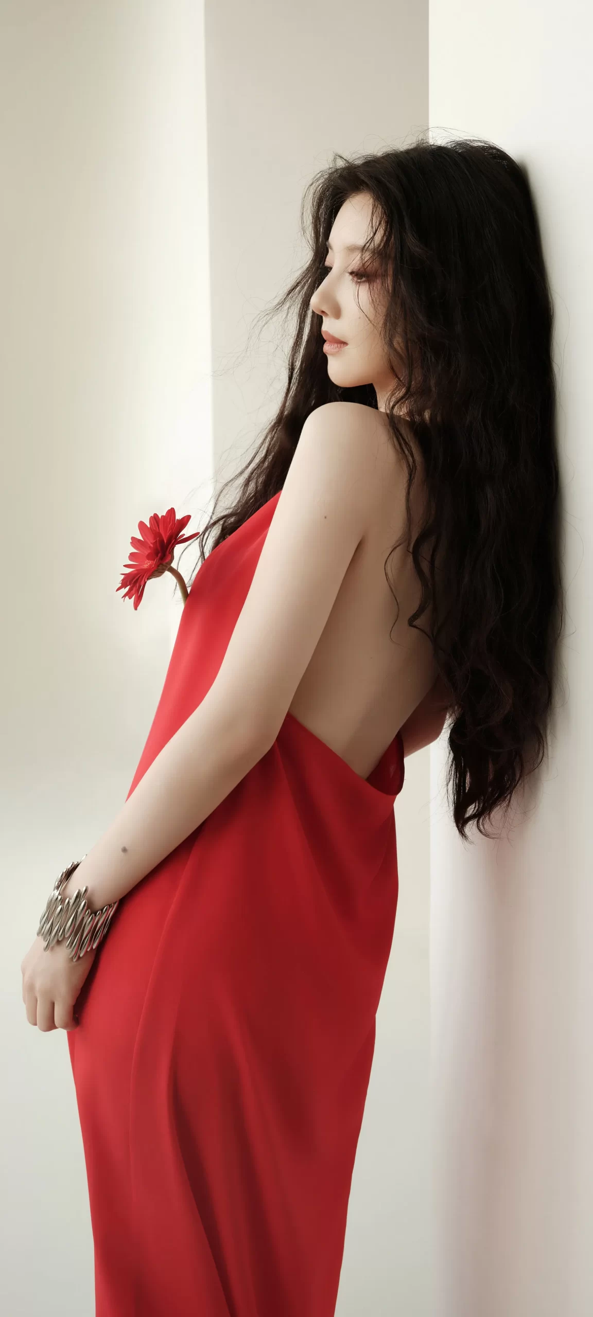 王鹤润露背红裙写真插图11