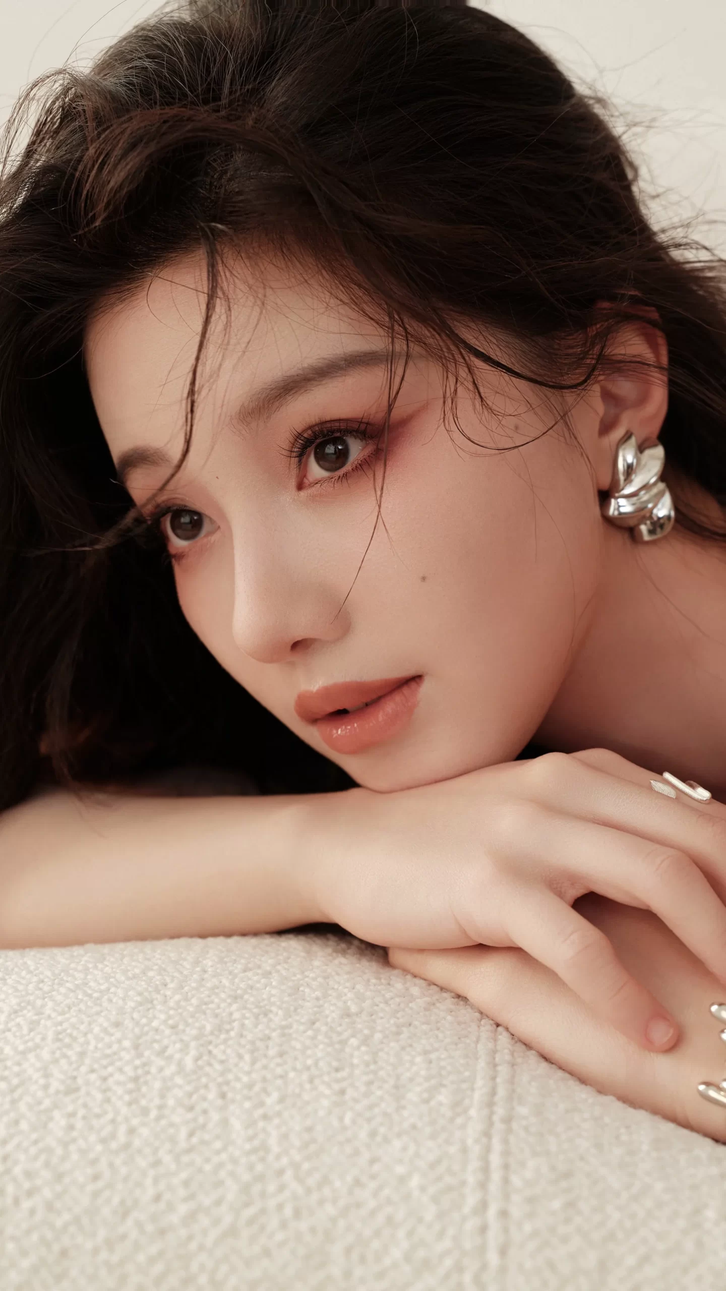 王鹤润露背红裙写真插图10