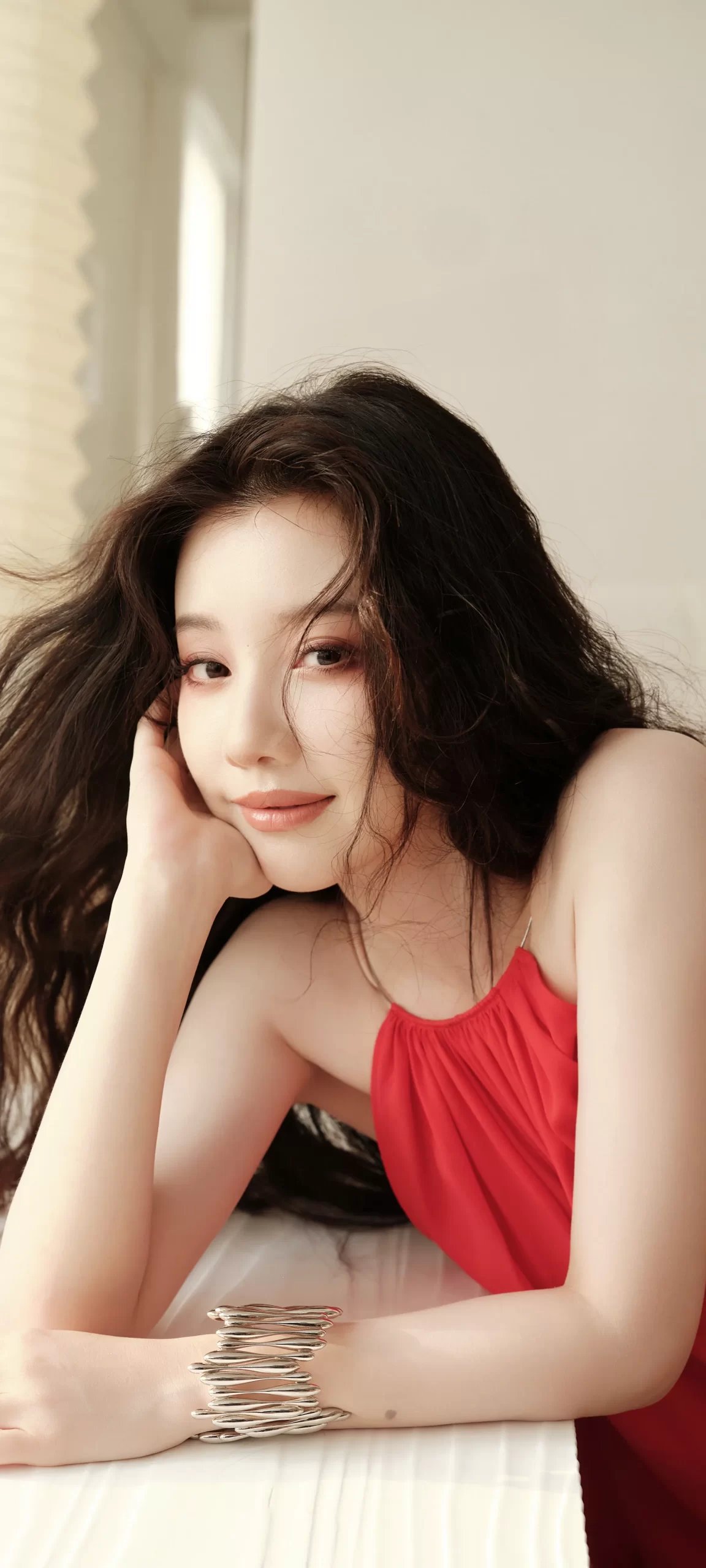 王鹤润露背红裙写真插图5