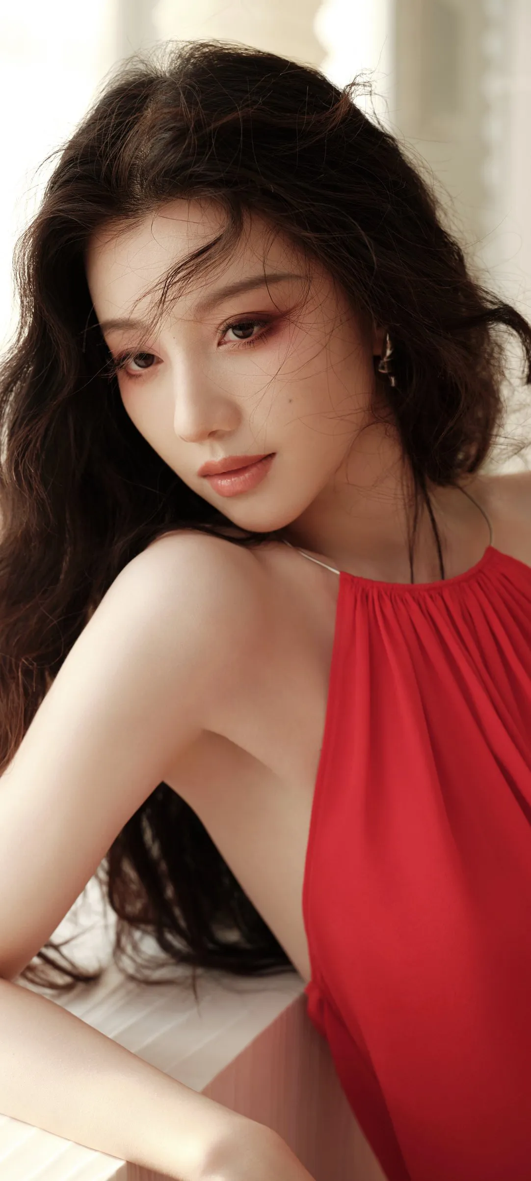 王鹤润露背红裙写真插图4