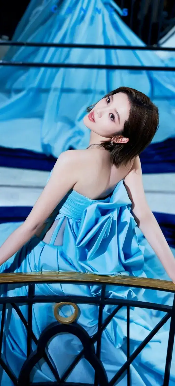 唐艺昕高清抹胸裙写真插图5
