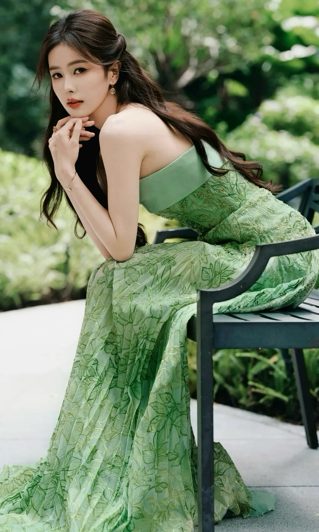 白鹿绿色裙子写真插图4