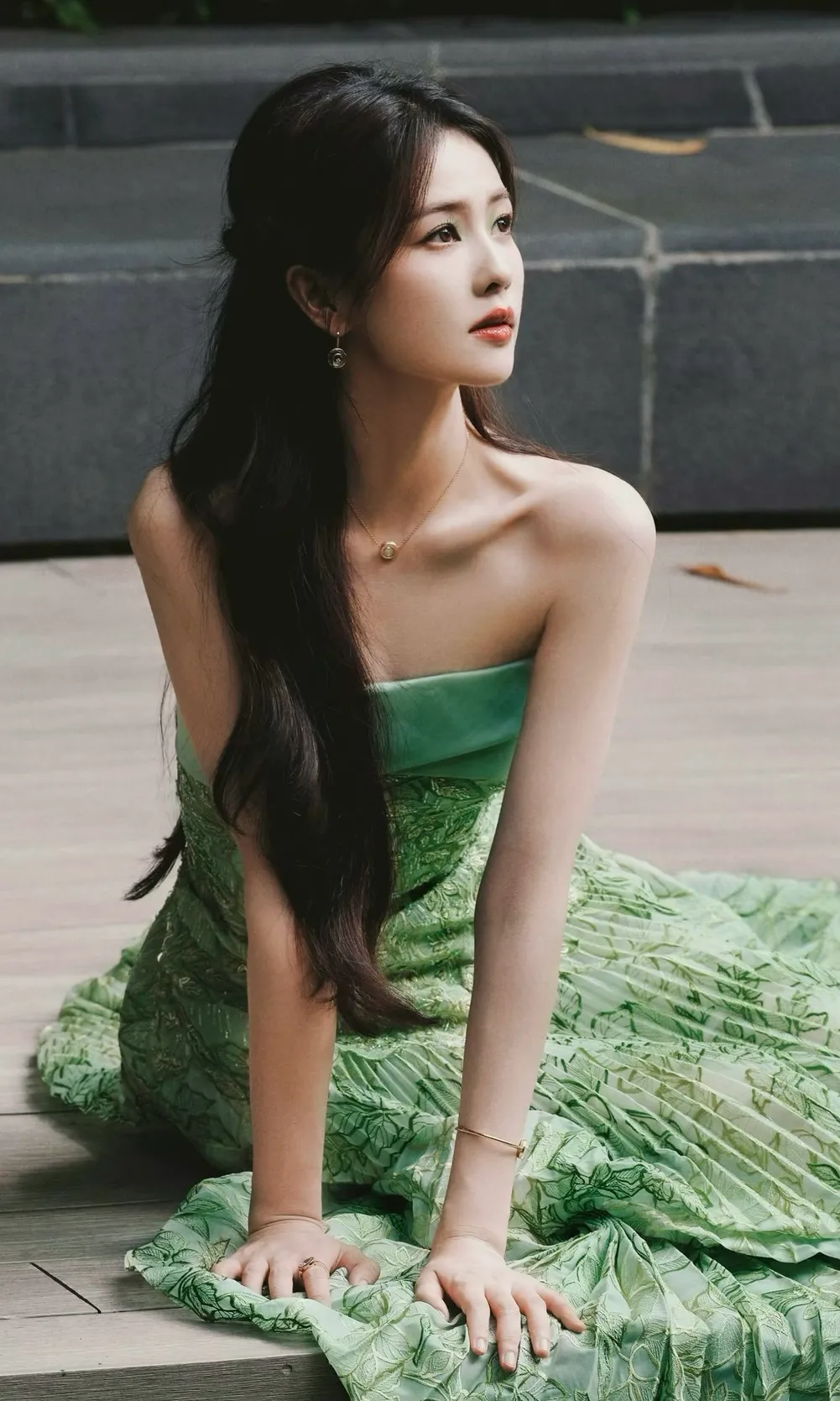 白鹿绿色裙子写真插图2