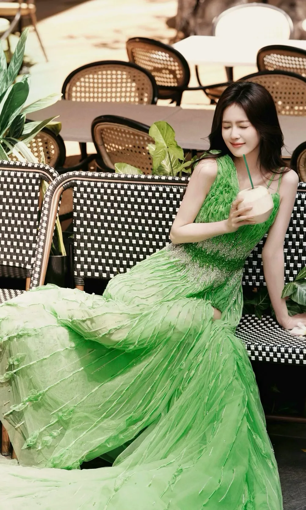 白鹿绿色裙子写真插图