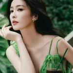白鹿绿色裙子写真