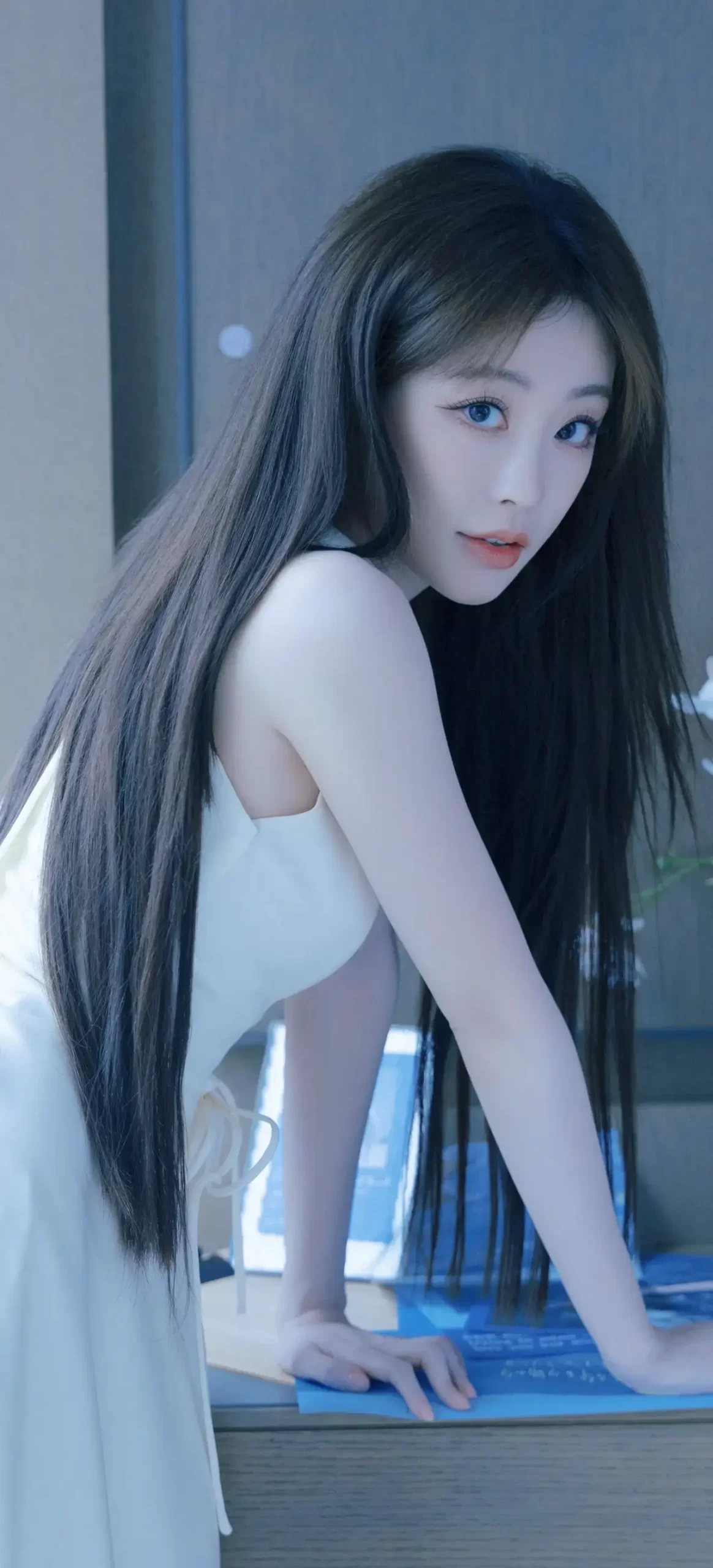 祝绪丹白色长裙写真插图7