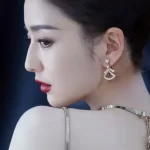 佟丽娅风情万种