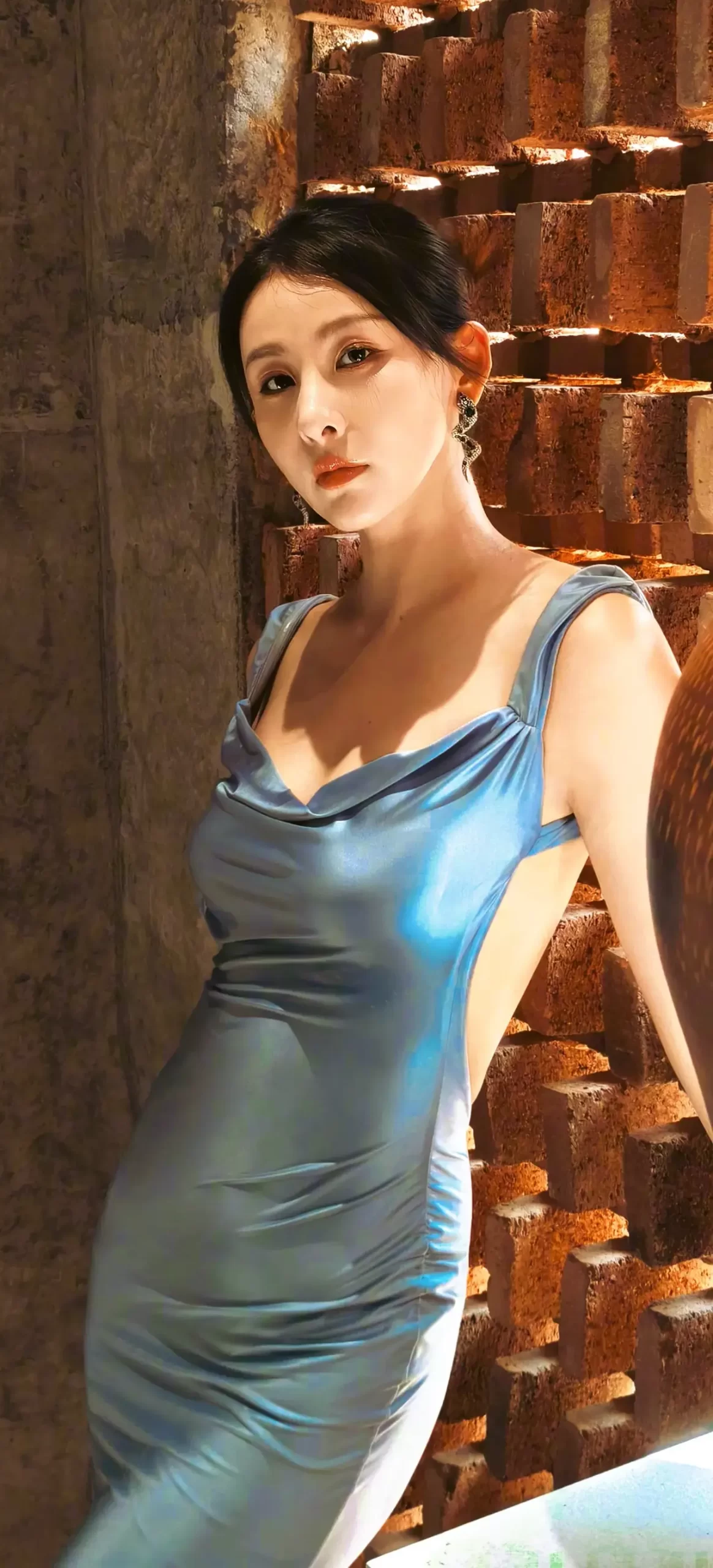 贾青露背长裙写真插图4