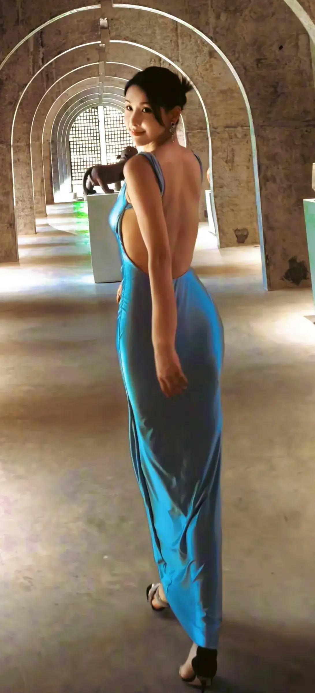 贾青露背长裙写真插图1