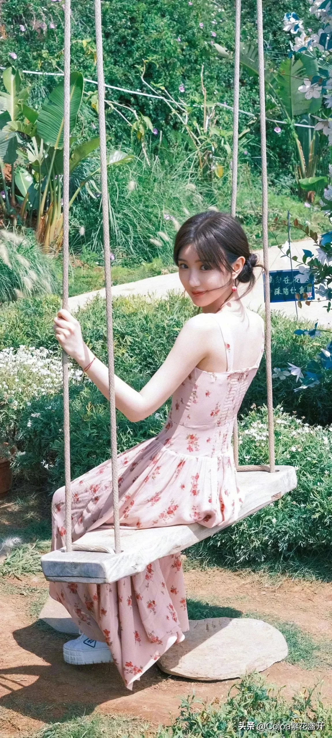 毛晓彤碎花裙写真插图3