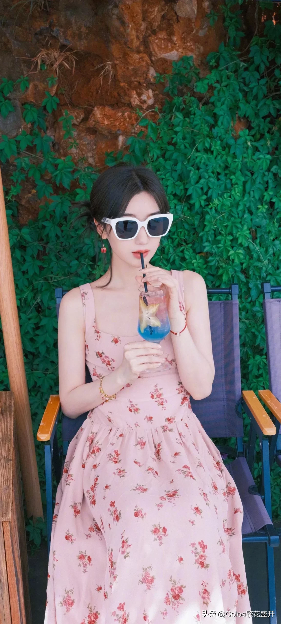 毛晓彤碎花裙写真插图1